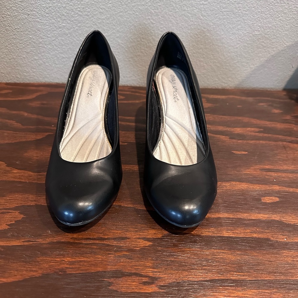 Easy Street women's black pumps size 10 WW. Pre-owned in good condition.